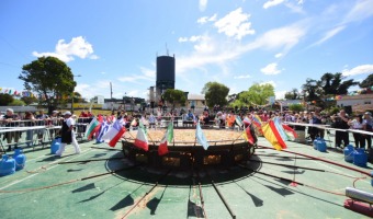 UNA MULTITUD DISFRUT DE LA GRAN PAELLA DE LA AMISTAD